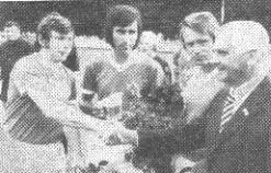 Vor dem Spiel wurde gegen den 1. FC Nürnberg wurden Herbert Schreiner und Klaus Hümmer für 400 Spiele sowie Georg Hacker für 600 Spiele geehrt. Rechts Oberst a. D. Kirchhauser, der Schirmherr des Donndorfer Jubiläums.