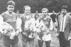 Ehrungen durch Klaus Hümmer (re.) für verdiente Fußballer:<br />
Von li.: Klaus Baumgärtner, Helmut Rieß (jeweils 300 Einsätze)
und Wolfgang Blaschke (500 Einsätze).
