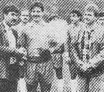 Für den 400. Einsatz in der 1. Mannschaft wurde Bodo Püchling (Mitte) vom 1. Vorsitzenden Klaus Hümmer (li.) und Spielleiter Willi Schmidt (re.) geehrt.