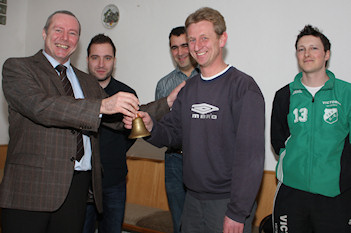 Der alte Vorstand Harald Köhler (links) übergibt symbolisch die Vorstandglocke an den neuen Vorstand Michael Wascher (rechts).