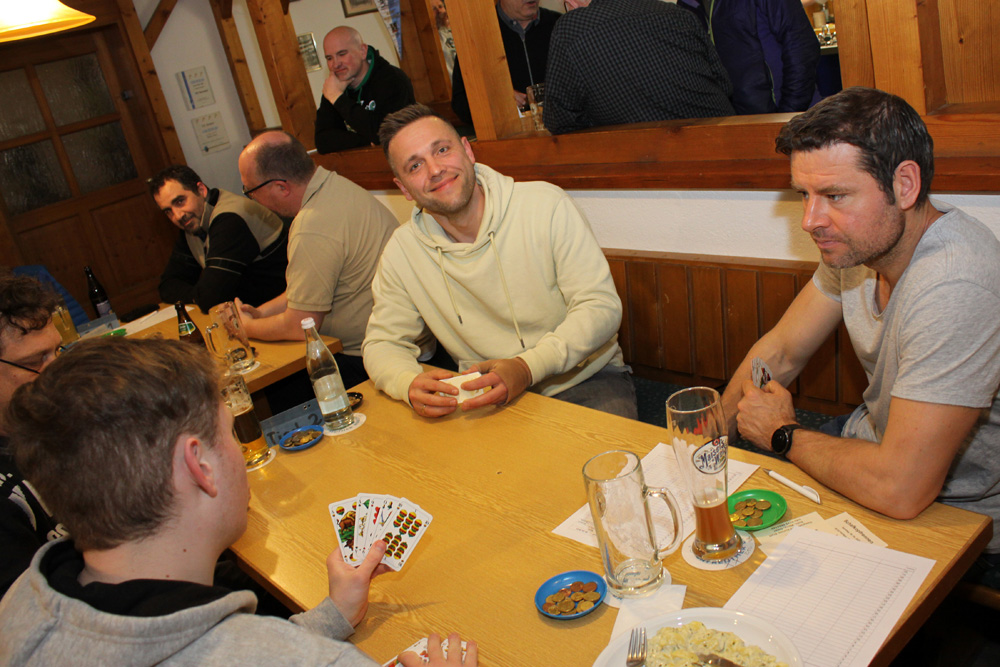 Traditionelles Preisschafkopf im TSV-Sportheim am Gründonnerstag 2023 - 13