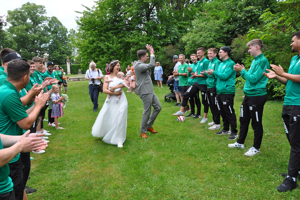 Hochzeit unseres Trainer von der 2. Mannschaft TSV Donndorf Nicolas Meixner mit seiner Kirstin am 10.6.2023 in Donndorf - 5