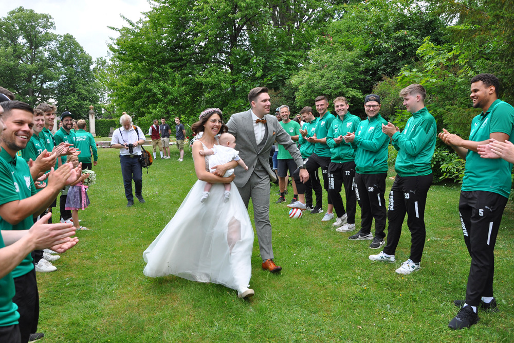 Hochzeit unseres Trainer von der 2. Mannschaft TSV Donndorf Nicolas Meixner mit seiner Kirstin am 10.6.2023 in Donndorf - 6