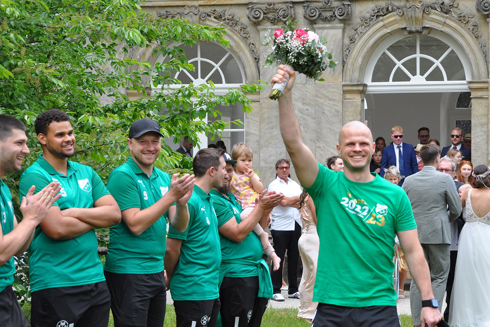 Hochzeit unseres Trainer von der 2. Mannschaft TSV Donndorf Nicolas Meixner mit seiner Kirstin am 10.6.2023 in Donndorf - 9