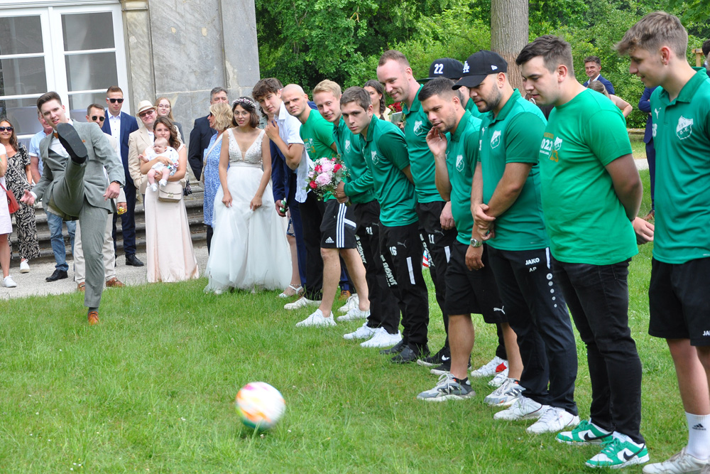 Hochzeit unseres Trainer von der 2. Mannschaft TSV Donndorf Nicolas Meixner mit seiner Kirstin am 10.6.2023 in Donndorf - 13